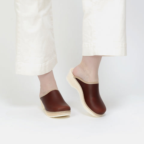 Clogs, vintage syrup (vegetable-tanned)