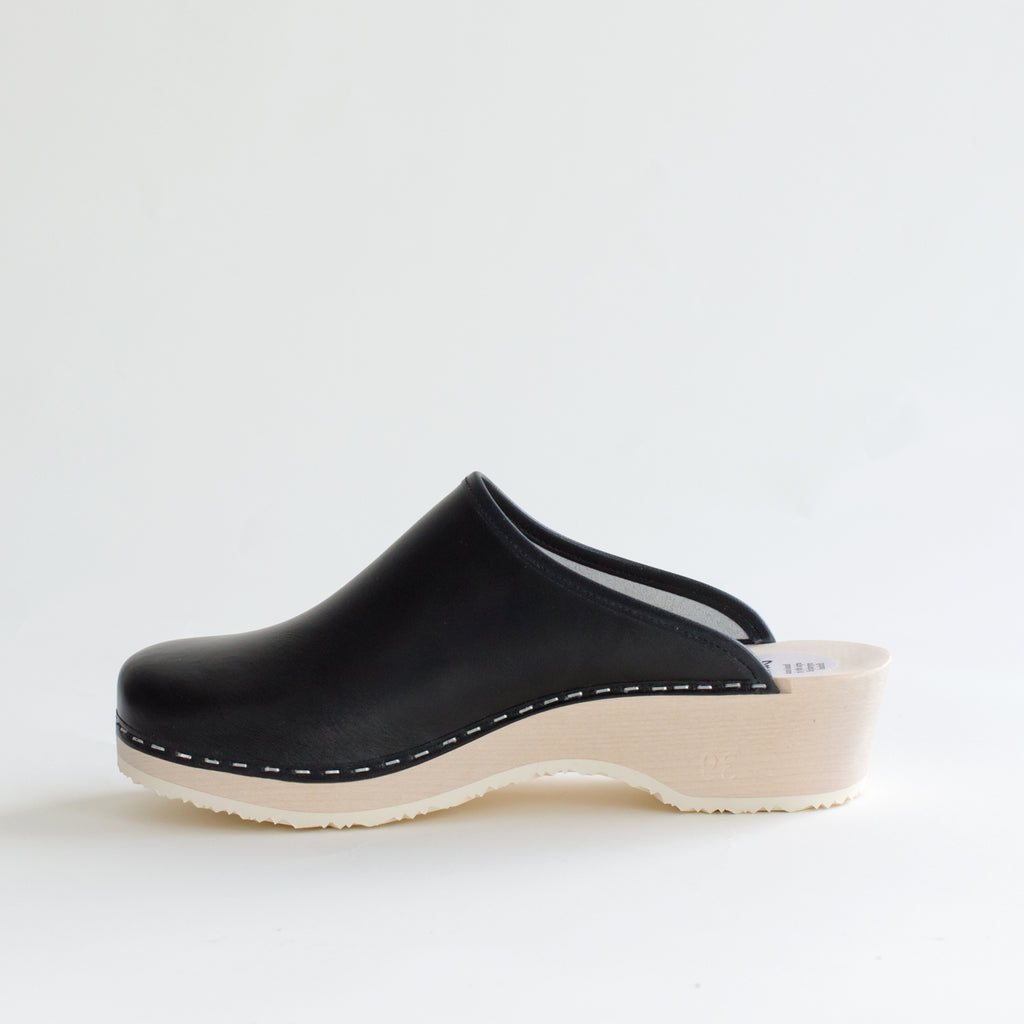 Clogs, black