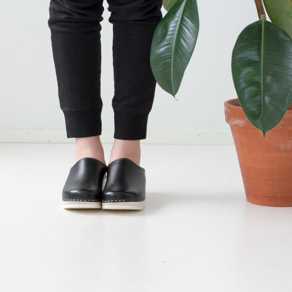 Clogs, black