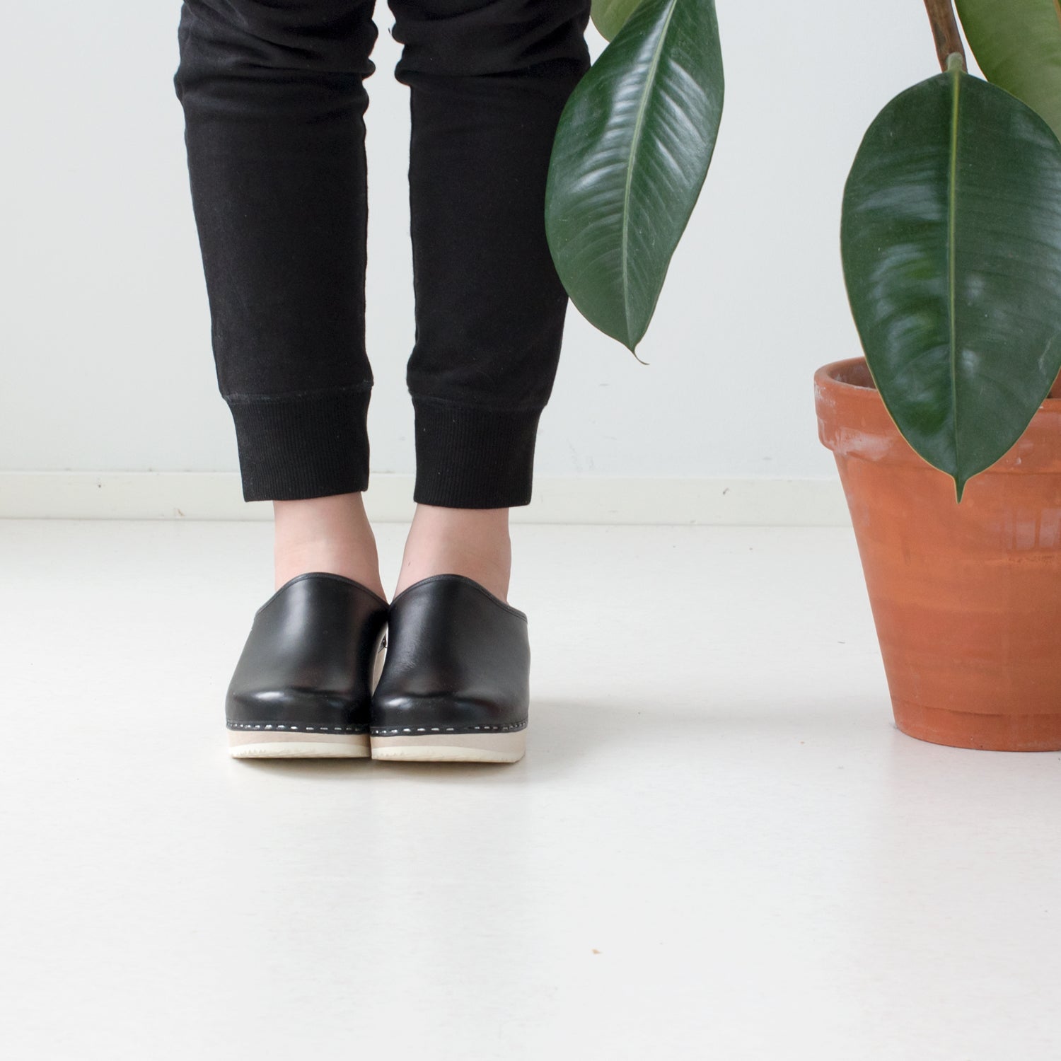 Clogs, black