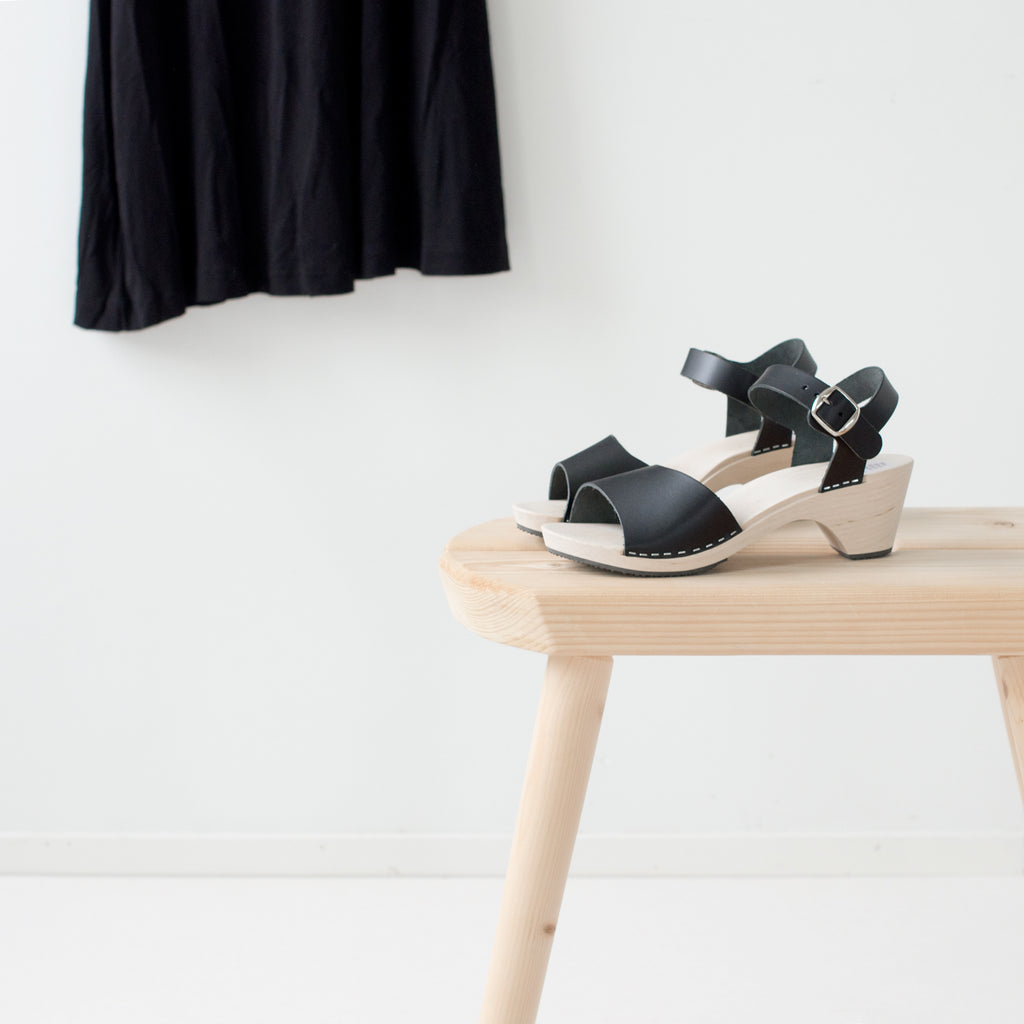 Wooden sandal Paula, salty liquorice (vegetable-tanned)